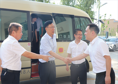 省政協(xié)副主席魏增軍一行青創(chuàng)協(xié)會(huì)委員工作室調(diào)研指導(dǎo)工作。安康市政協(xié)主席周建功、安康市委常委、副市長(zhǎng)陳暉陪同調(diào)研