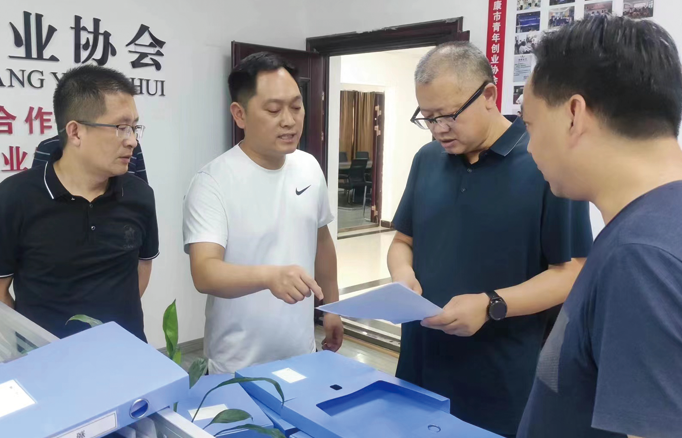 安康市政協(xié)秘書長丁關(guān)軍，副秘 書長、辦公室主任蔣軍調(diào)研指導(dǎo)青 創(chuàng)協(xié)會(huì)委員工作室，市政協(xié)委員、 公司總經(jīng)理李德奎做匯報(bào)介紹